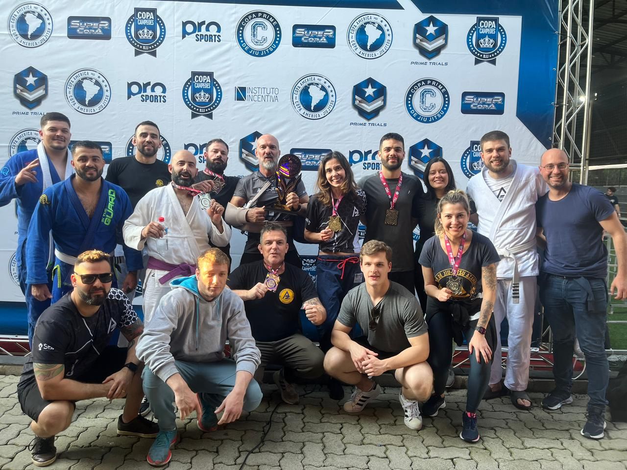 Foto de alunos treinando Jiu-Jitsu na Escola de Jiu-Jitsu Azambuja-Behring.