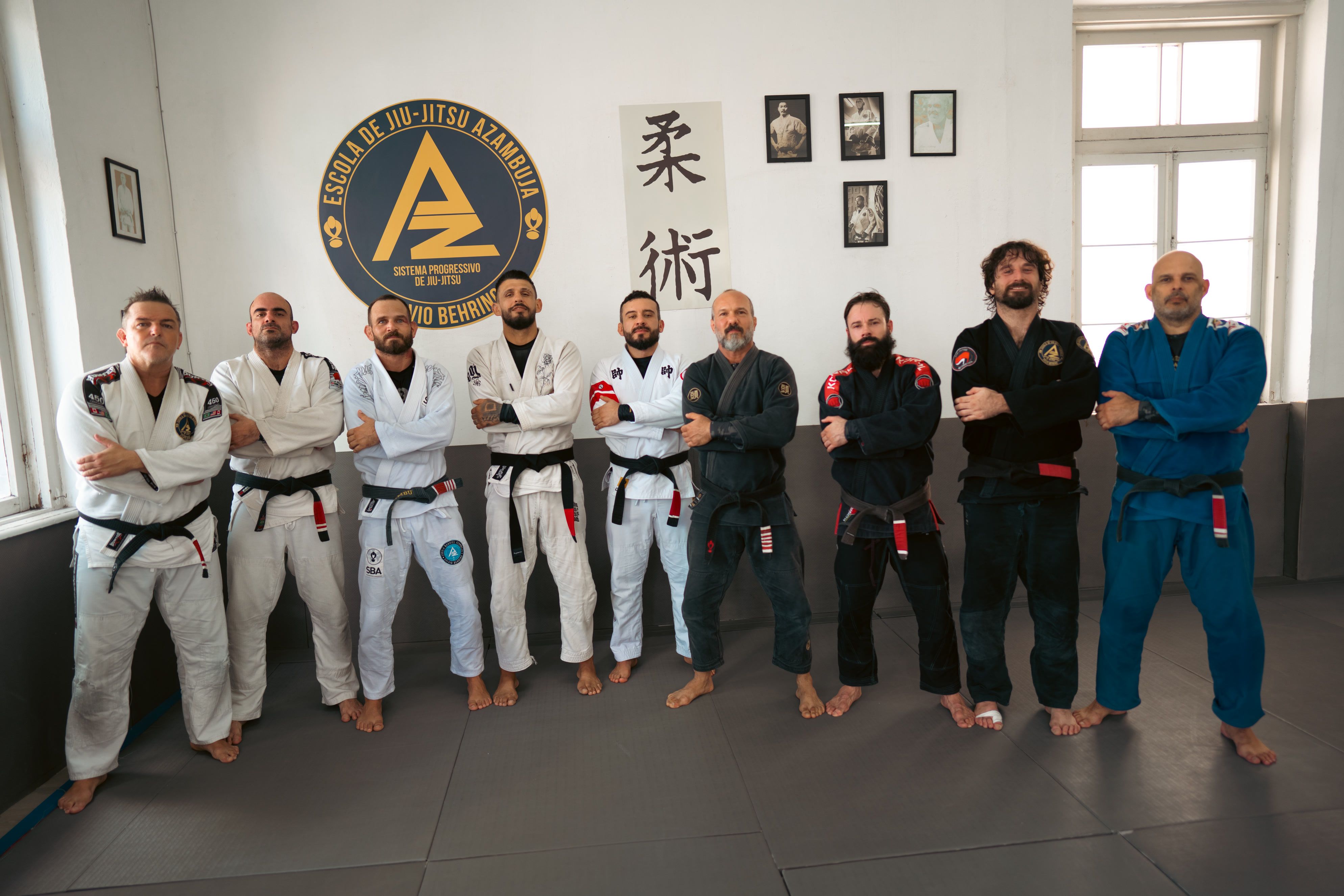 Foto de alunos treinando Jiu-Jitsu na Escola de Jiu-Jitsu Azambuja-Behring.