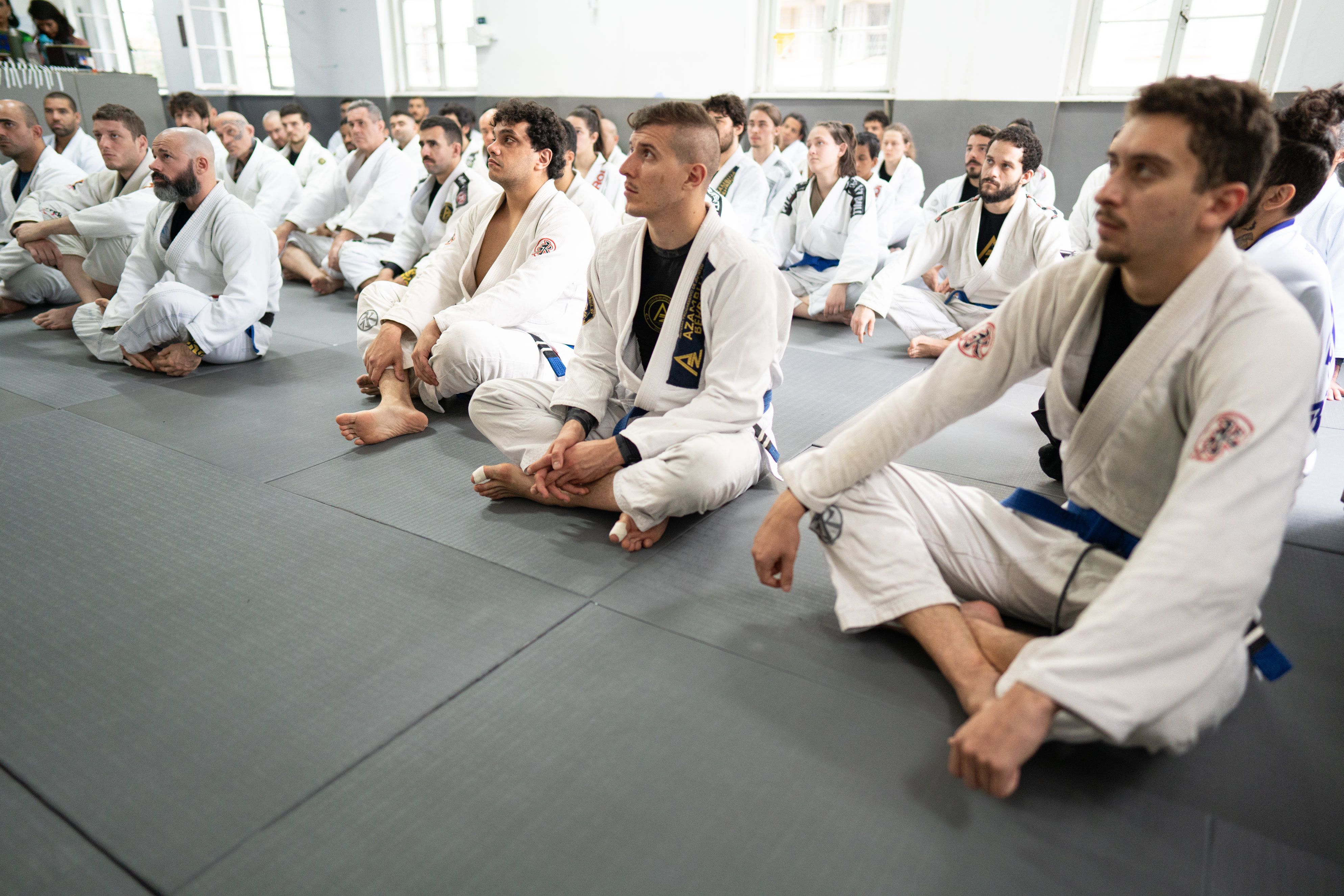 Foto de alunos treinando Jiu-Jitsu na Escola de Jiu-Jitsu Azambuja-Behring.