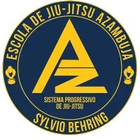 Logo. Escrito em volta do círculo Escola de Jiu-Jitsu Azambuja, o logo da Sylvio Behring Association (SBA) e Sylvio Behring. Dentro há um logo triangular formado pela adaptação das letras A e Z, com o escito embaixo: sistema progressivo de jiu-jitsu.